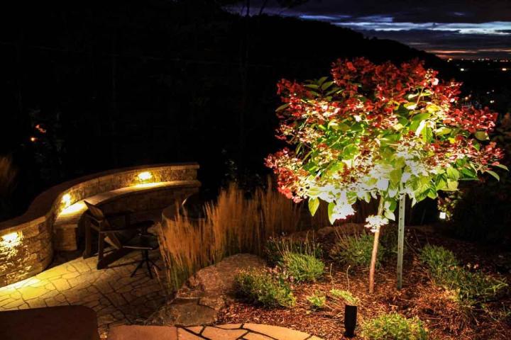 Installation d’éclairages extérieurs personnalisés selon l’ambiance souhaitée.